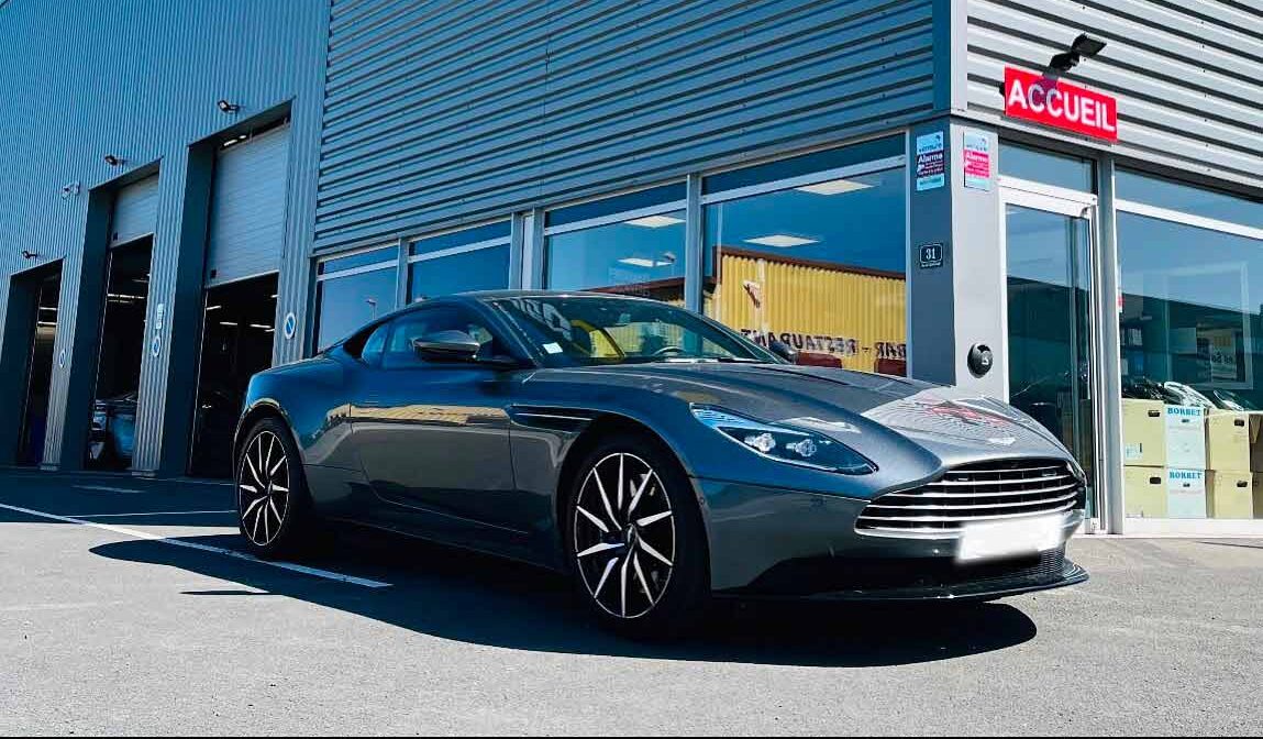 Photo d'une aston martin grise foncée
