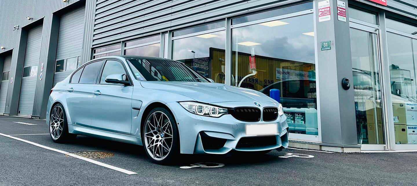 Photo d'une BMW sport avec des jantes installées par l'entreprise Damien Pneu à Bons-en-Chablais