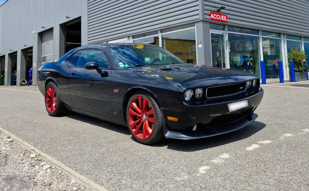 Photo d'une mustang avec des jantes rouges installées par le garage Damien Pneu