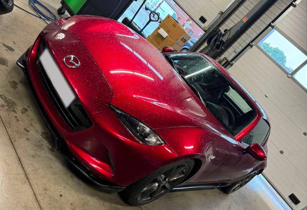 Photo d'une voiture rouge de la marque Mazda