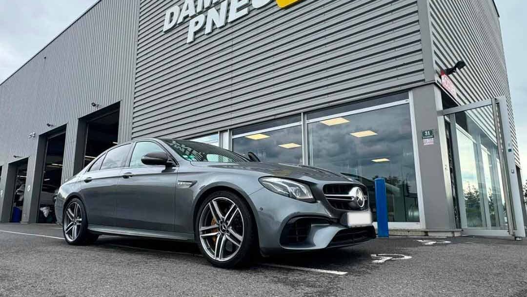 Photo d'une mercedes sur laquelle Dmien Pneu est intervenu pour les jantes et les pneus